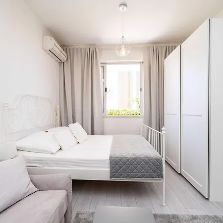 Apartment Larissa - With Terrace And Partial Sea View