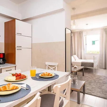 Apartment Larissa - With Terrace And Partial Sea View