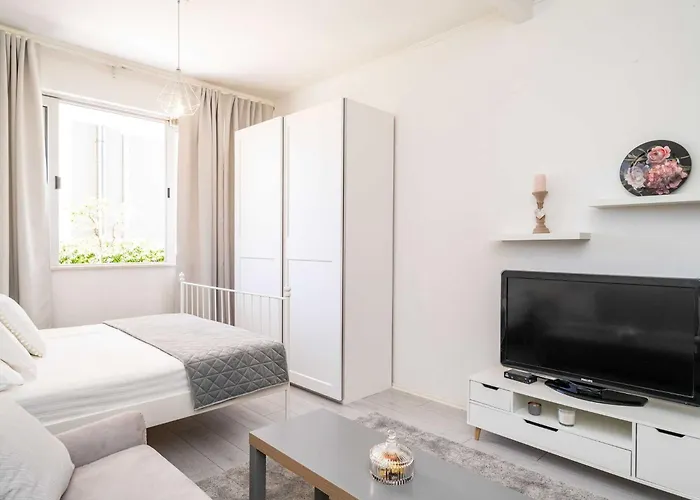 Larissa - With Terrace And Partial Sea View *