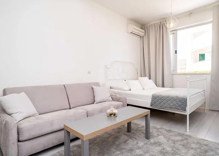 Larissa - With Terrace And Partial Sea View *