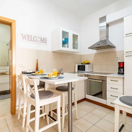 Apartment Larissa - With Terrace And Partial Sea View